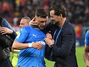 Adrian Rus felicitat dupa meciul de fotbal dintre Dinamo Bucuresti si Universitatea Craiova, din cadrul Cupei Romaniei Betano, desfasurat pe Arena Nationala din Bucuresti, joi 23 aprilie 2026. © FOTO:Razvan Pasarica/SPORT PICTURES