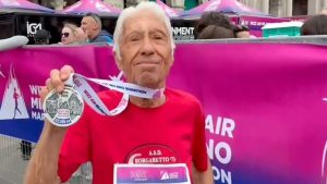 Incredibil! La 90 de ani, italianul Giuseppe Damato tocmai a spulberat recordul mondial la maraton cu peste o oră și jumătate!